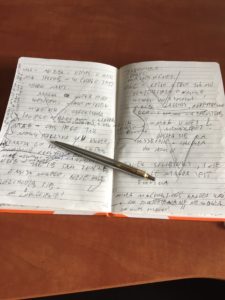 mój ulubiony notes, w którym sporządzałem notatki do kilku powieści i długopis, którym zawsze podpisuję książki dla czytelnikówwww
